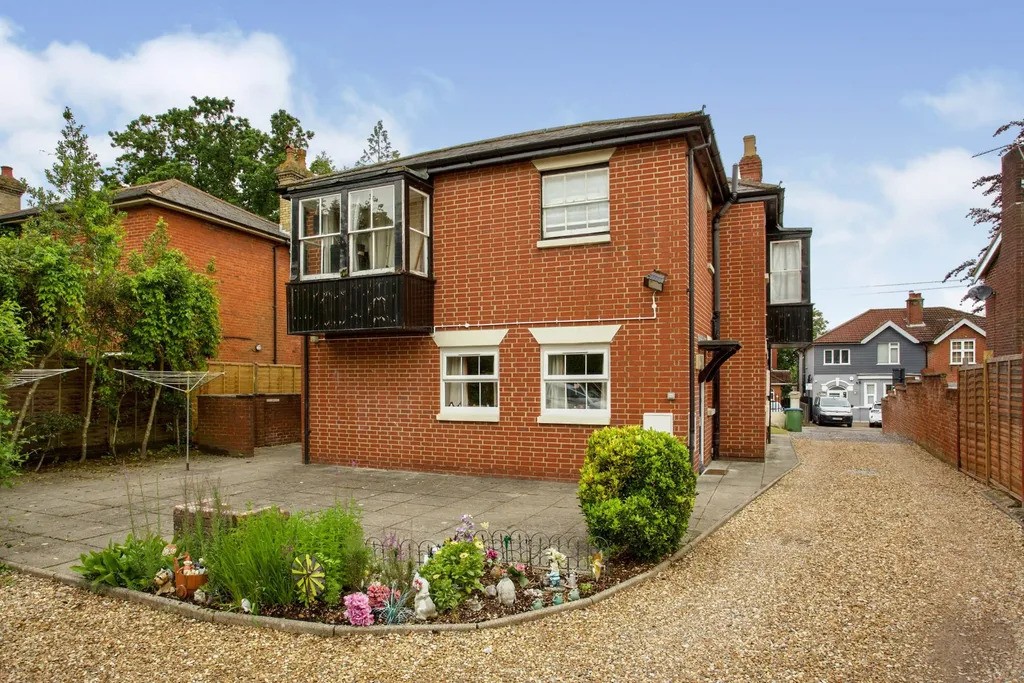 Lot: 181 - GROUND FLOOR FLAT FOR INVESTMENT WITH PARKING SPACE - View of the rear